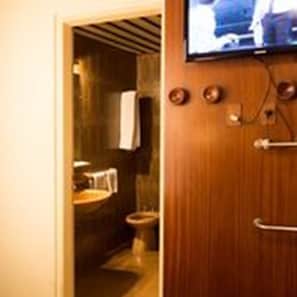 Chuveiro, produtos de toalete grátis, toalhas de banho