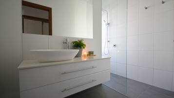 Deluxe House, 3 Bedrooms, 2 Bathrooms | Bathroom | Shower, free toiletries, hair dryer, towels