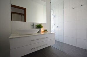 Deluxe House, 3 Bedrooms, 2 Bathrooms | Bathroom | Shower, free toiletries, hair dryer, towels - Mountain Range Retreat (Sawmill Settlement)