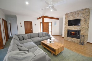 Deluxe House, 3 Bedrooms, 2 Bathrooms | Living area | LED TV, fireplace, DVD player - Mountain Range Retreat (Sawmill Settlement)