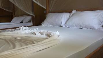 Kamar Triple Standar, Bebas Asap Rokok | Meja kerja, tirai kedap cahaya, dan tempat tidur lipat/tambahan