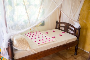 Desk, blackout drapes, rollaway beds, free WiFi - Mpolebungalows (Michamvi)