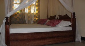 Dubbelrum - icke-rökare - utsikt mot stranden | Skrivbord, mörkläggningsgardiner, extrasängar och gratis wi-fi