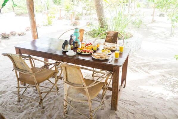 Free daily full breakfast - Mpolebungalows (Michamvi)