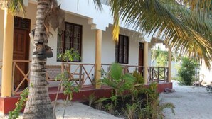 Terrace/patio - Mpolebungalows (Michamvi)