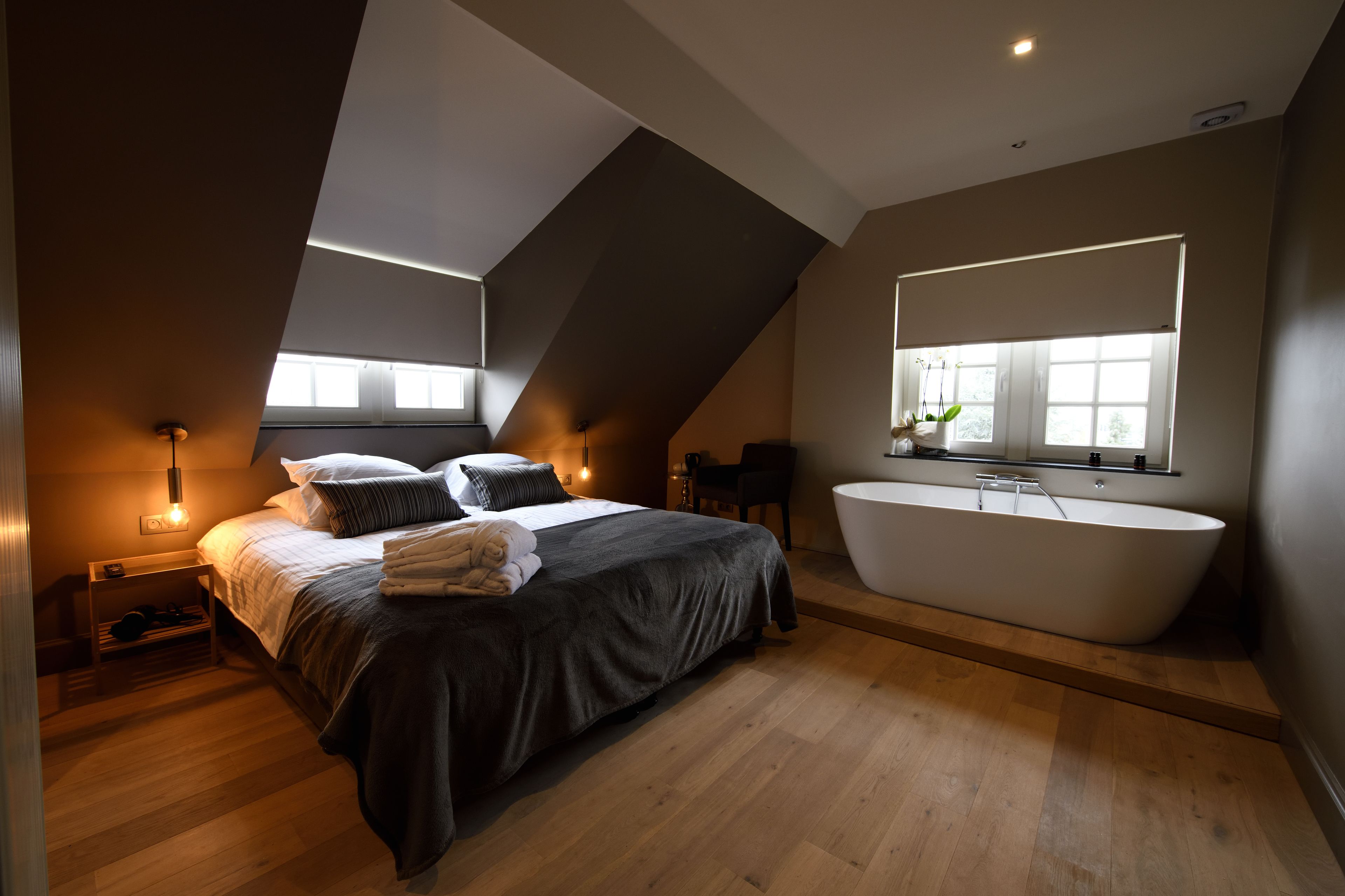 Deluxe Room, Bathtub | Egyptian cotton sheets, premium bedding, down comforters