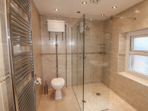 Luxury House, Multiple Beds, Accessible, Garden View | Bathroom | Combined shower/tub - Peak Manor (Belper)