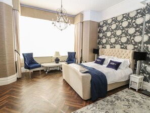 Luxury House, Multiple Beds, Accessible, Garden View | Premium bedding, blackout drapes, iron/ironing board, bed sheets - Peak Manor (Belper)