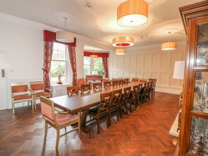 Family dining - Peak Manor (Belper)