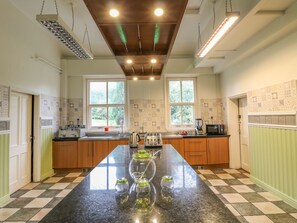 Luxury House, Multiple Beds, Accessible, Garden View | Shared kitchen | Electric kettle - Peak Manor (Belper)