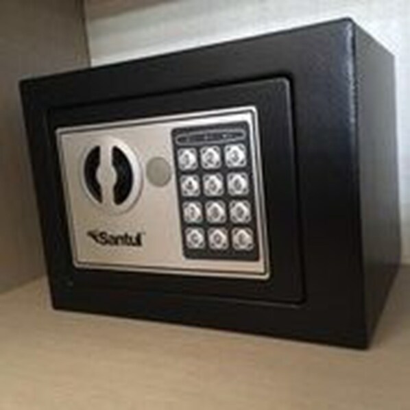A black safe with a keypad and a keyhole. - Hospedaje Tlaquepaque (Tlaquepaque)