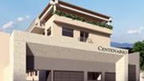 Um edifício com telhado plano e uma placa com a inscrição 'CENTINARO'.