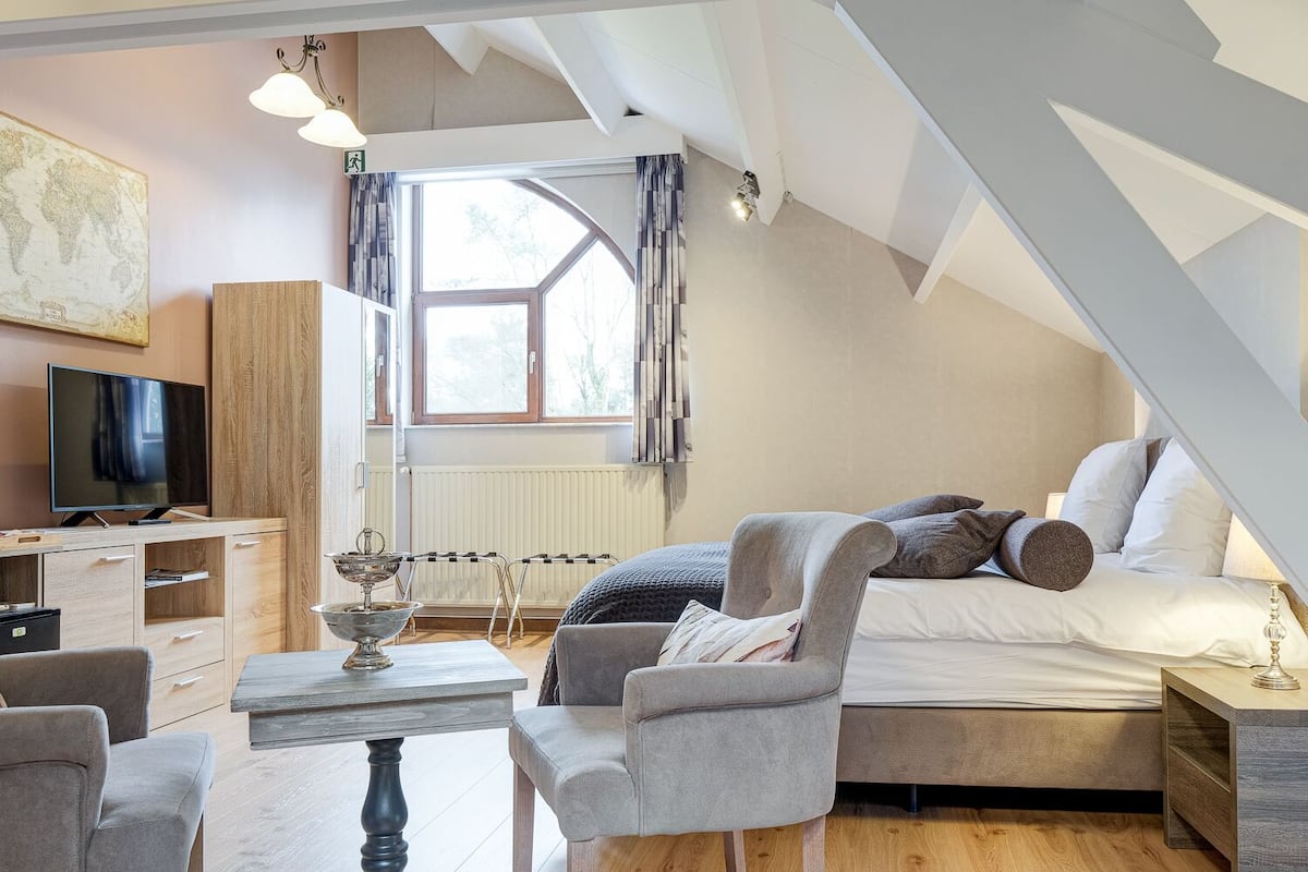 1 habitación, ropa de cama de alta calidad, cubrecamas y minibar