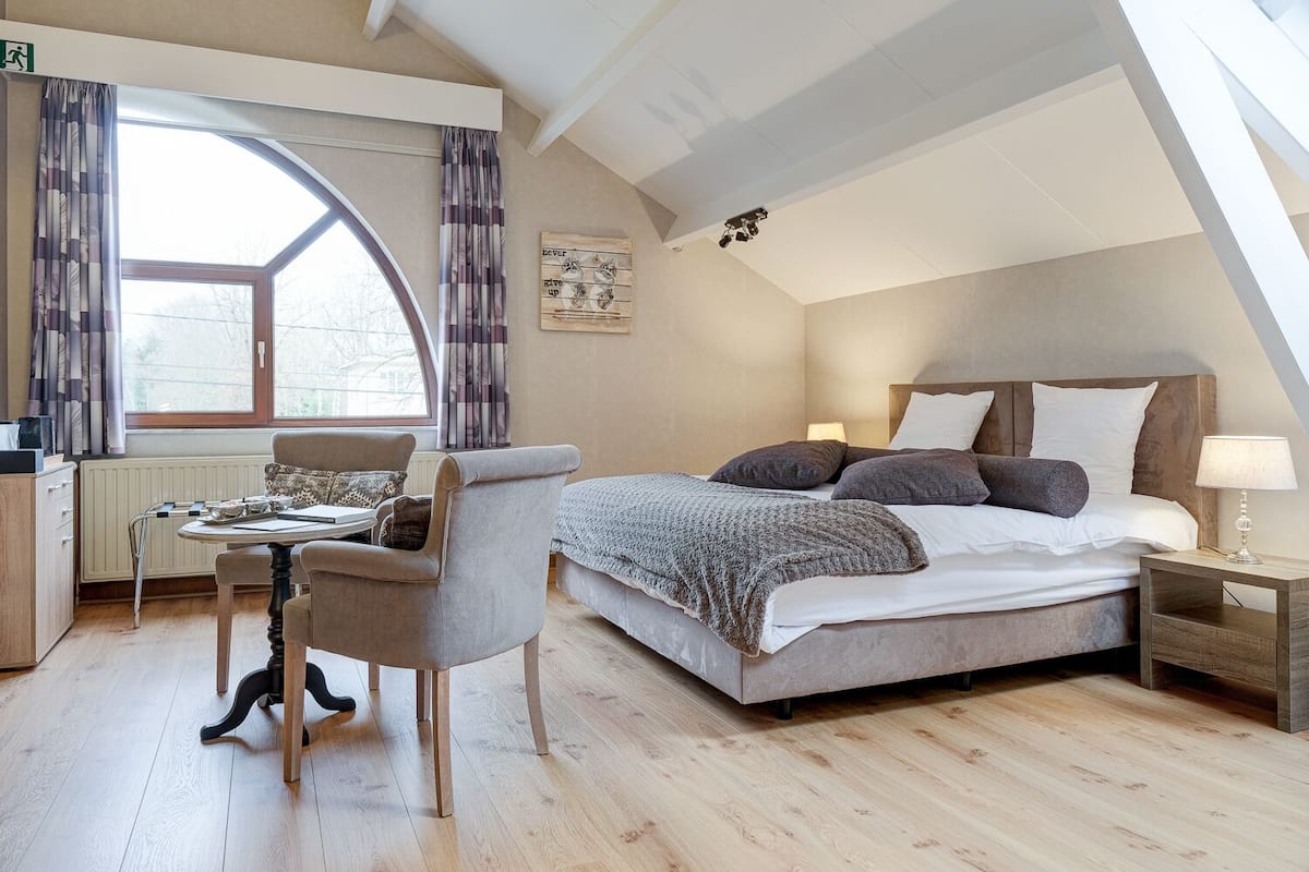 1 habitación, ropa de cama de alta calidad, cubrecamas y minibar