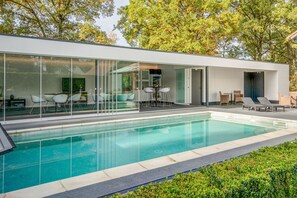 Seasonal outdoor pool, open 10:00 AM to 8:00 PM, pool loungers - B&B Alury (Heusden-Zolder)