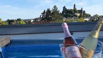 Außenpool (je nach Saison geöffnet), Sonnenschirme, Liegestühle