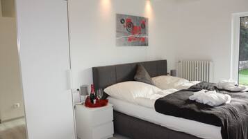 Deluxe Apartment, 1 King Bed, Accessible (incl. cleaning fee) | 1 bedroom, hypo-allergenic bedding, in-room safe, individually decorated