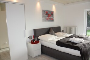 Ropa de cama hipoalergénica y caja de seguridad en la habitación