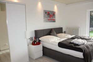 Deluxe-Apartment, 1 King-Bett, barrierefrei (incl. cleaning fee) | 1 Schlafzimmer, Allergikerbettwaren, Zimmersafe, individuell dekoriert