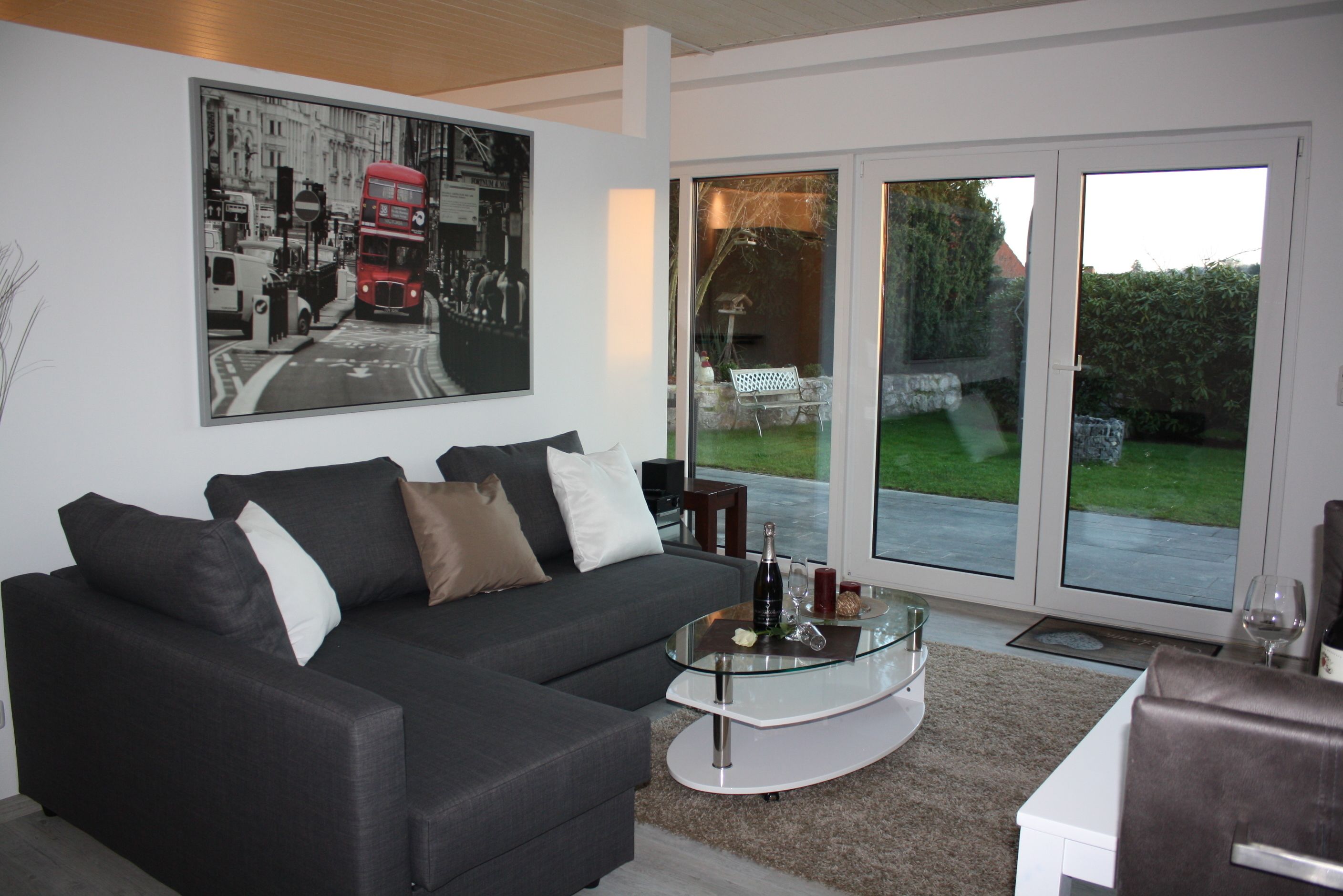 Deluxe-Apartment, 1 King-Bett, barrierefrei (incl. cleaning fee) | Wohnbereich | LED-Fernseher