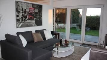 Deluxe-Apartment, 1 King-Bett, barrierefrei (incl. cleaning fee) | Wohnbereich | LED-Fernseher