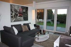 Deluxe-Apartment, 1 King-Bett, barrierefrei (incl. cleaning fee) | Wohnbereich | LED-Fernseher