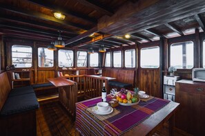 Free daily continental breakfast - Situju 7 Cruises (Labuan Bajo)