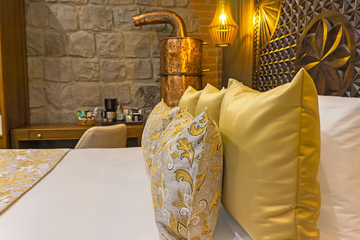 deluxe room, 1 queen bed, non smoking | 1 bedroom, premium bedding, down duvets, pillow-top beds