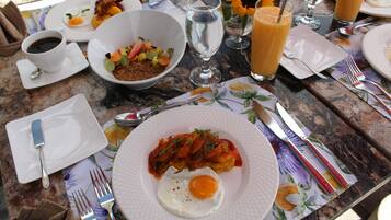 Tägliches inbegriffenes großes Frühstück