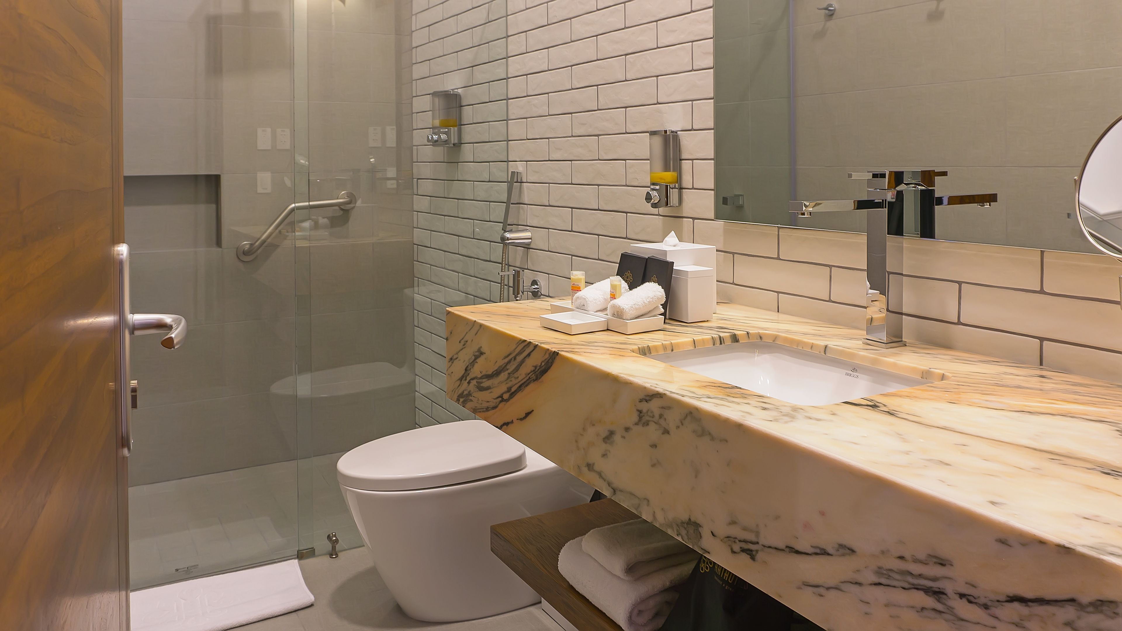 deluxe room, 1 queen bed, non smoking | bathroom | combined shower/bathtub, free toiletries, bathrobes, slippers