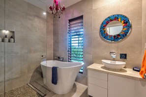 Casa, 2 habitaciones, para no fumadores | Baño | Tina y regadera independientes, tina profunda, secadora de cabello 