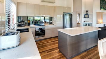 House, 2 Bedrooms, Non Smoking | Private kitchen | Fridge, microwave, oven, stovetop