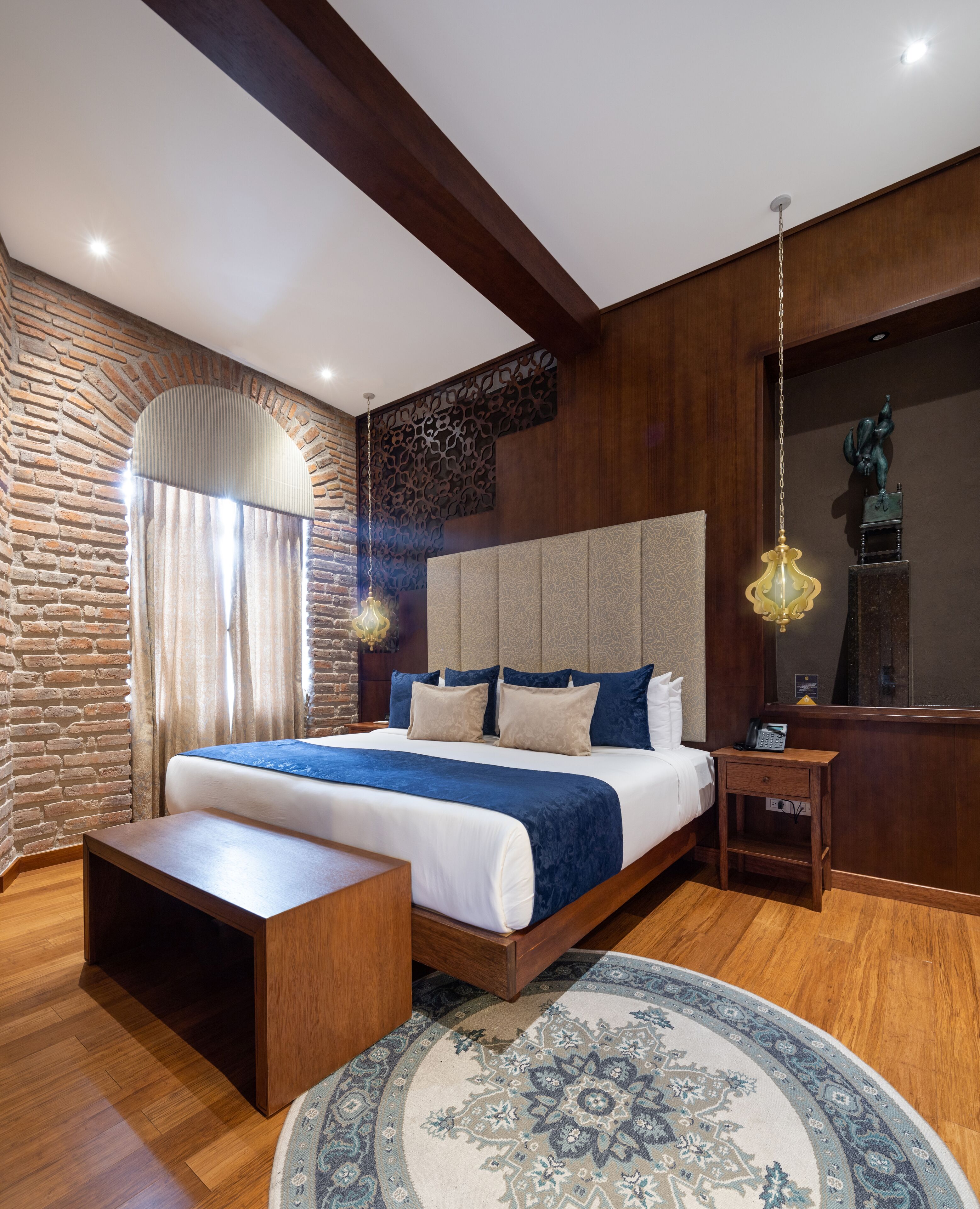 Kamar Mewah, 1 Tempat Tidur King, pemandangan kota | Minibar, brankas, meja kerja, dan tirai kedap cahaya