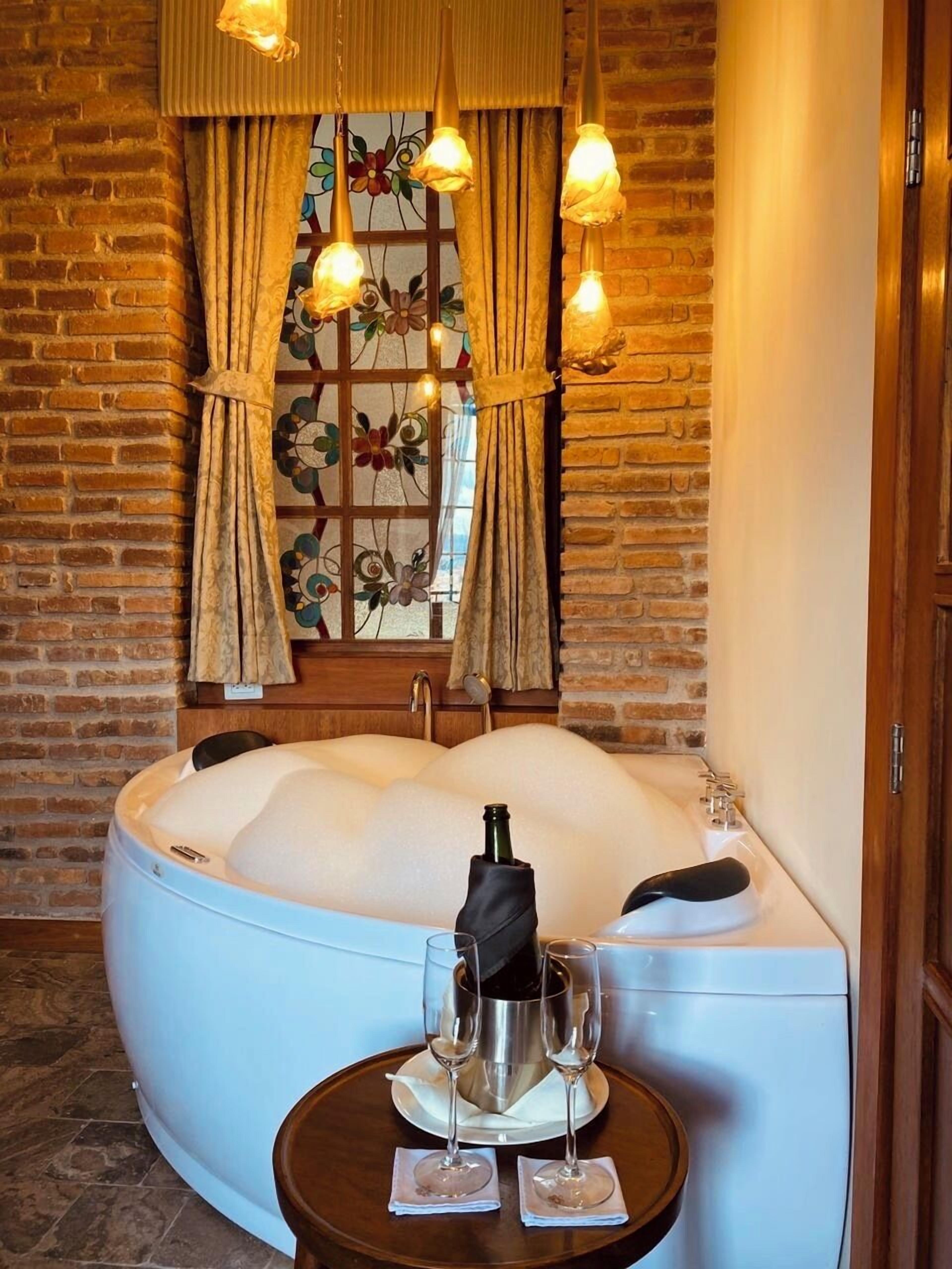 Luksusrom, 1 kingsize-seng, byutsikt | Privat boblebad