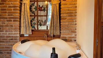 Luksusrom, 1 kingsize-seng, byutsikt | Privat boblebad