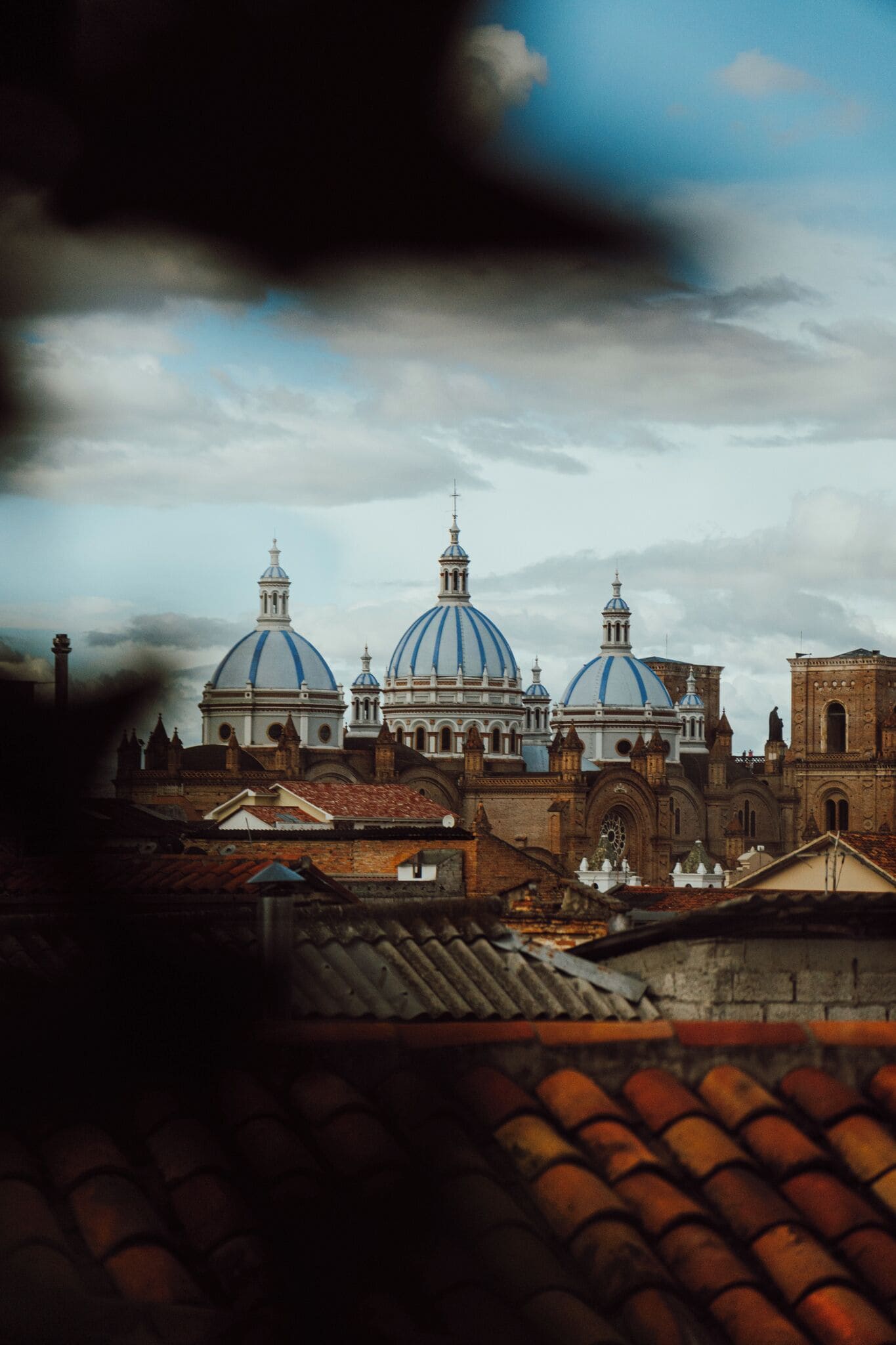 Un edificio histórico con grandes cúpulas y un campanario.