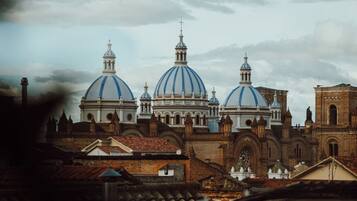 Un edificio histórico con grandes cúpulas y un campanario.