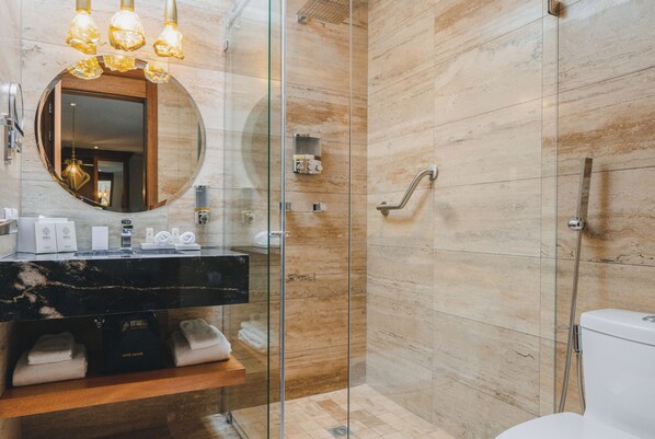 A modern bathroom with a glass-enclosed shower, a marble sink, and a large mirror. - Hotel Cruz del Vado by Art Hotels Ecuador (Cuenca)