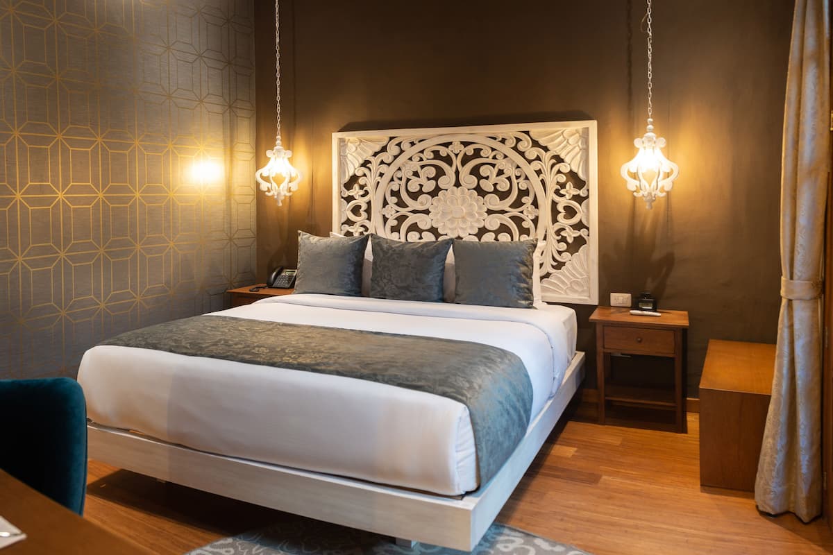 deluxe room, 1 double bed, non smoking | 1 bedroom, minibar, in-room safe, desk