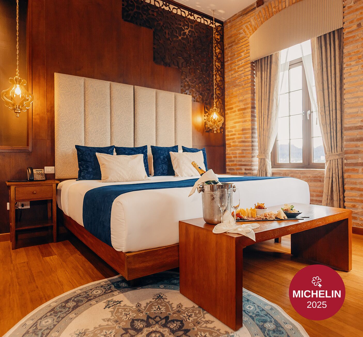 Minibar, caja de seguridad en la habitación y escritorio 