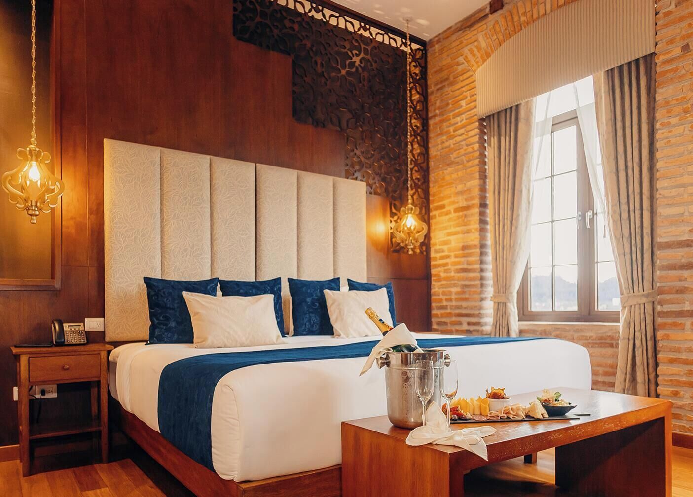 Chambre luxueuse, 1 très grand lit, vue sur la ville | Minibar, coffre-fort, bureau, rideaux d’obscurcissement