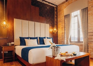 Luxury Room, 1 King Bed, City View | Egyptian cotton sheets, premium bedding, down comforters, minibar - Hotel Cruz del Vado by Art Hotels Ecuador (Cuenca)