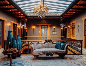 TV - Hotel Cruz del Vado by Art Hotels Ecuador (Cuenca)