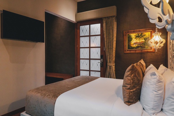 Egyptian cotton sheets, premium bedding, down comforters, minibar