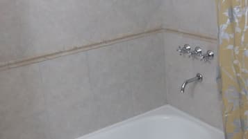 Apartemen Keluarga, Beberapa Tempat Tidur, Bebas Asap Rokok | Shower kamar mandi