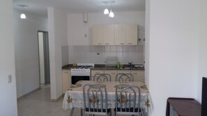 Family Apartment, Multiple Beds, Non Smoking | Private kitchen | Full-size fridge, microwave - Departamento 2 amb. Mar de Ajo (Mar de Ajo)
