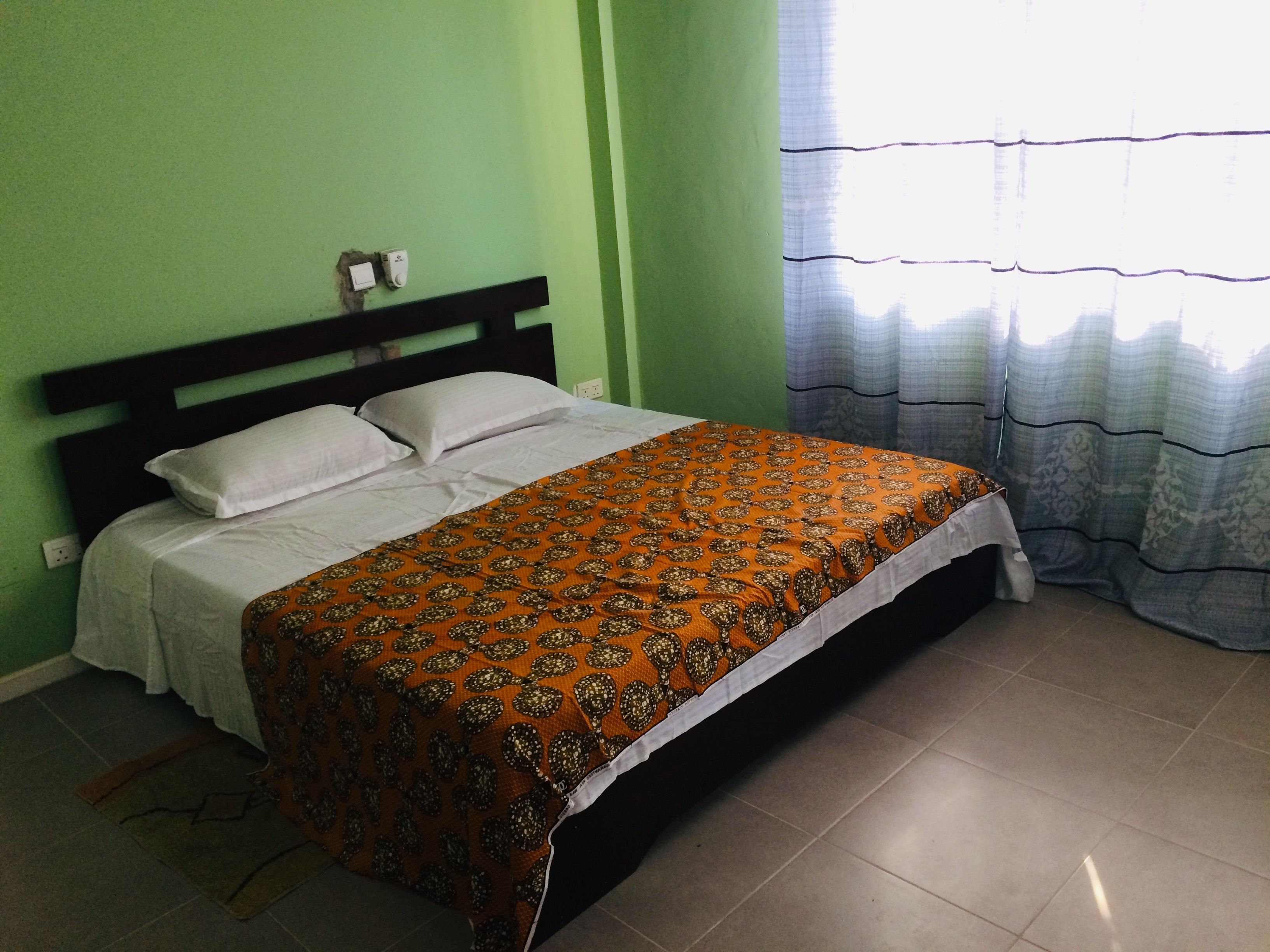 Laptop workspace, blackout curtains, iron/ironing board, free WiFi