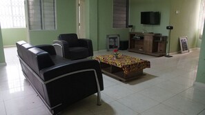 Deluxe Apartment 2 bedrooms | ห้องนั่งเล่น | ทีวีจอพลาสมา 32 นิ้ว พร้อมช่องดิจิตอล, ทีวี, เครื่องเล่นดีวีดี