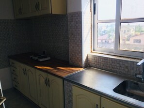Deluxe Apartment, 3 Bedrooms, Non Smoking, Courtyard View | Private kitchen