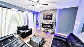 Luxury Townhome, Multiple Beds, Non Smoking | Bathroom amenities | Bathtub, free toiletries, hair dryer, towels